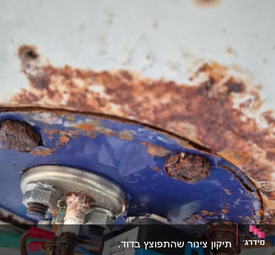 חלק תחתון של דוד שמש עם חלודה וחיבורים חשמליים